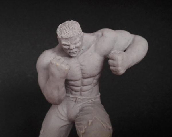 Escultura en miniatura del superhéroe Hulk