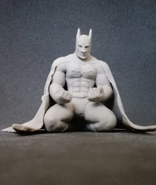 Escultura en miniatura del superhéroe Batman.