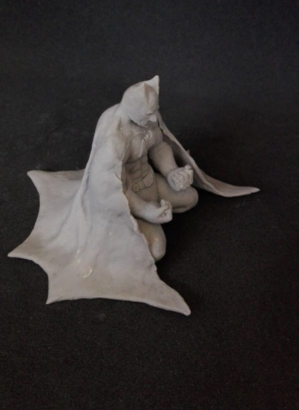 Escultura en miniatura del superhéroe Batman.