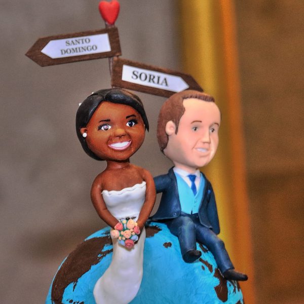 Figura personalizada sobre tarta de boda