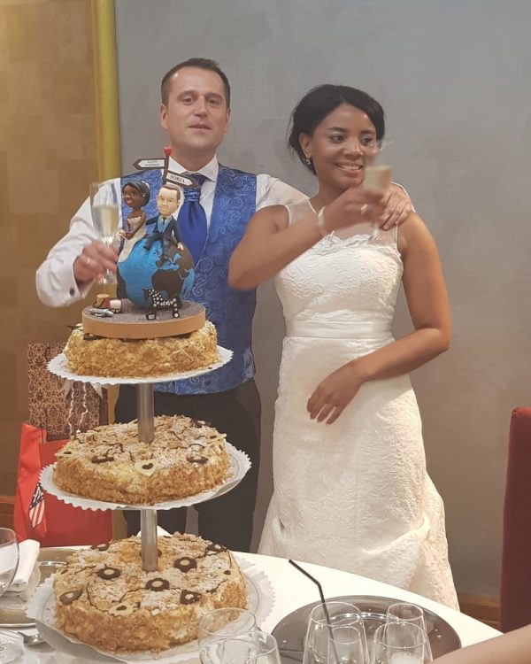 Foto de la tarta de boda con la figura personalizada
