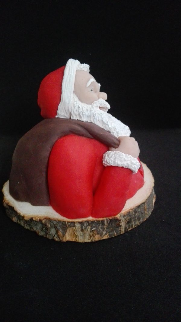 Escultura del busto de Papa Noel con base de madera natural