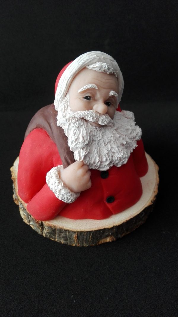 Escultura del busto de Papa Noel con base de madera natural