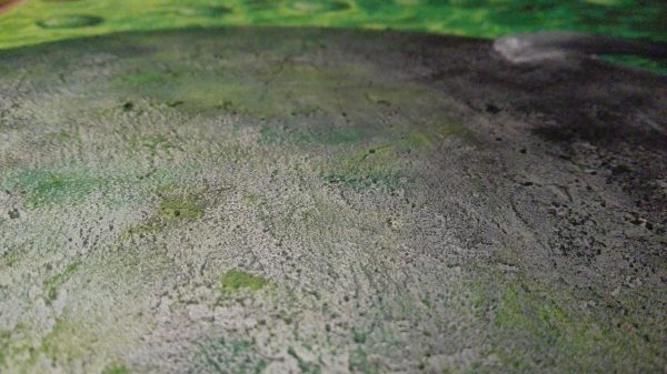 Detalle de la textura del Cuadro pintado en verde con acrilico sobre lienzo, representando la familia y amigos de la misma