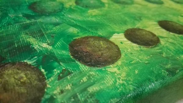 Detalles de la textura de las esferas del cuadro pintado en verde con acrilico sobre lienzo, representando la familia y amigos de la misma