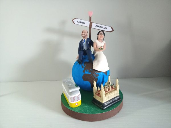 Escultura pareja tarta boda novios sobre bola del mundo