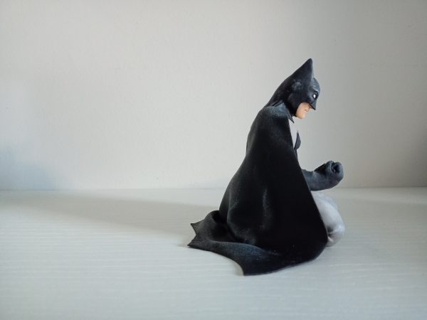 Batman arrodillado arcilla polimerica