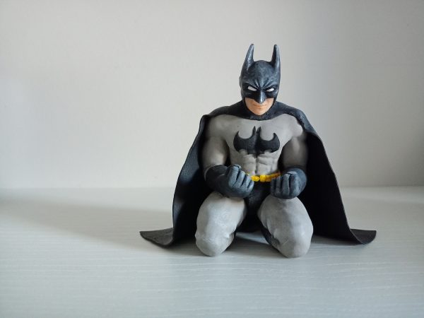 Batman arrodillado arcilla polimerica